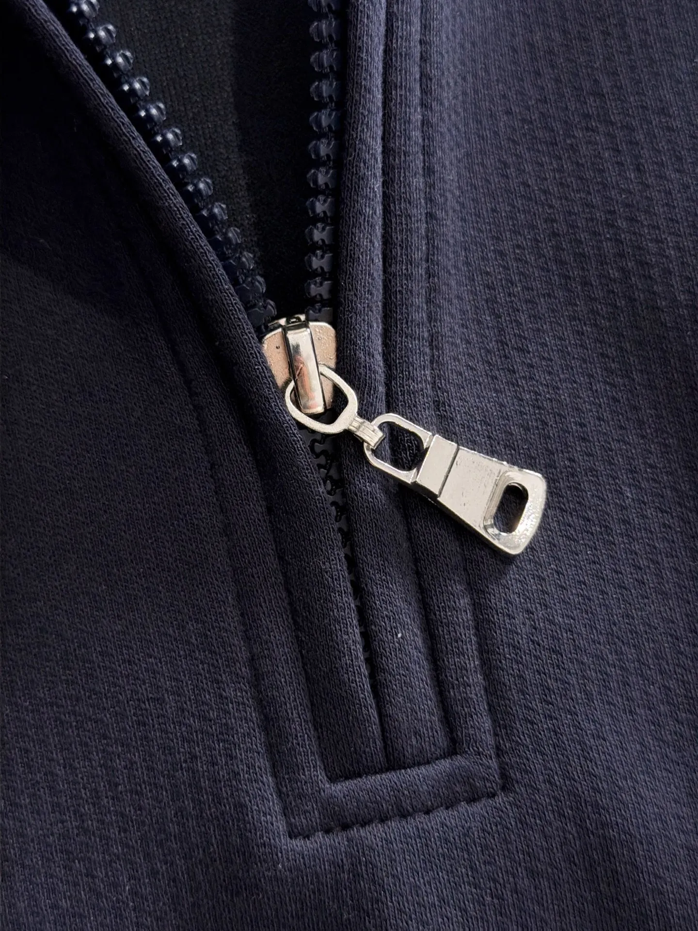 Paris Clover exclusively launches the 2026 autumn and winter New Arrival long-sleeved sweatshirts for men and women. Same Style. Many stars have the same style. Craftsmanship that ordinary small workshops cannot copy. No matter in terms of materials, detail restoration and craftsmanship, we are not afraid of any challenges, just to provide you with wonderful products. Compare the top Original versions at will. No expense is spared just to make it better. Unique imported fabric feel. Purely imported German machine production. Precision operation. Thousands of needles density. A complete set of New Arrival accessories with three standards can be customized simultaneously. Versatile upper body is fashionable, a perfect choice for autumn and winter, and a must-have item. Sizes table: M-4XL (please state your height and weight when placing an order)